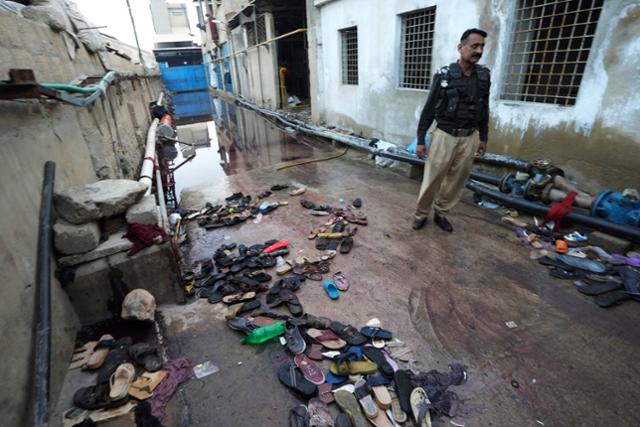 지난달 31일 압사 사고가 발생한 파키스탄 카라치의 구호품 배급소 앞에 주인 잃은 신발들이 쌓여있다. 카라치=AP 연합뉴스