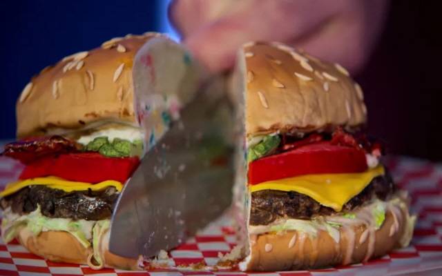 햄버거 같은 케잌. 겉면에 설탕으로 만든 퐁당(Fondant)을 사용했다./사진=넷플릭스 제공