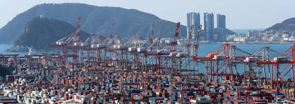 올해 3월 우리나라 무역수지가 46억 달러 적자를 기록하면서 13개월 연속 적자 행진을 이어가고 있다. [사진=뉴시스]