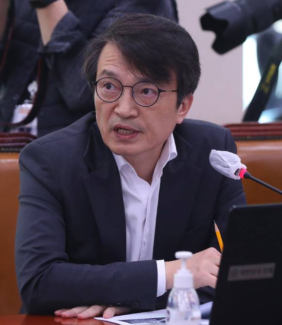 김의겸 더불어민주당 의원이 지난달 27일 오전 서울 여의도 국회에서 열린 법제사법위원회 전체회의에서 한동훈 법무부 장관에게 질의하고 있다. [사진=뉴시스]