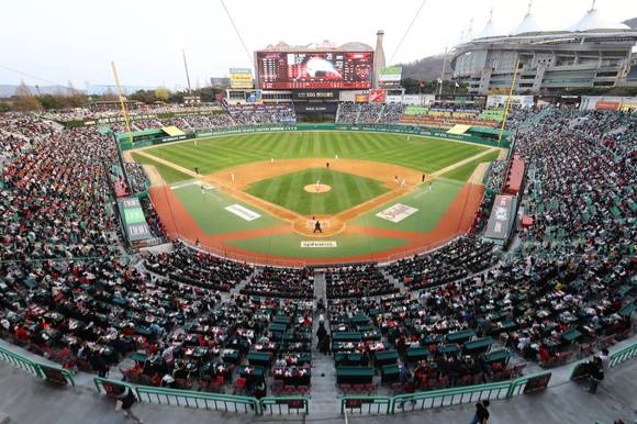 SSG 랜더스 구단은 1일 인천 SSG 랜더스필드에서 열린 KIA 타이거즈와 홈 경기가 매진됐다고 알렸다. [사진=SSG 랜더스]