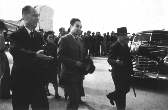 1946년 4월, 마셜과 회담을 위해 베이징에 도착한 저우언라이. [사진 김명호]
