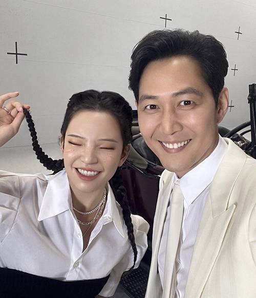 한국 최초의 가상인간 인풀루언서 ‘로지’는 배우 이정재에 이어 2030부산세계박람회 2호 홍보대사로 위촉됐다. [사진 각 인스타그램]