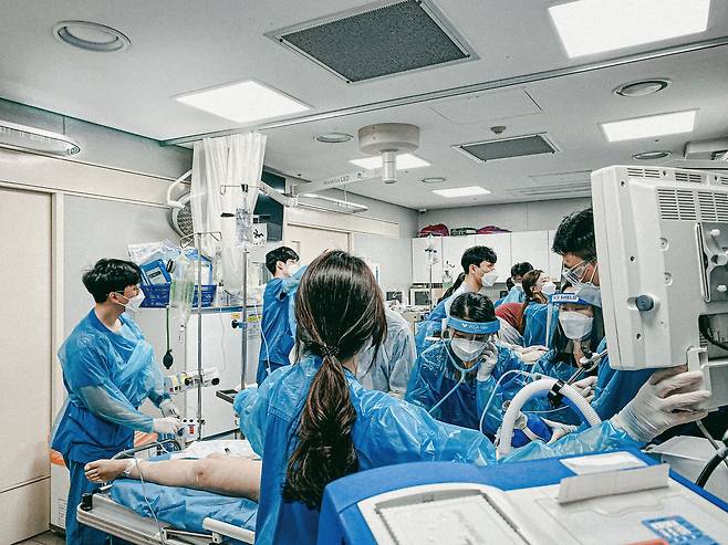 사진: 〈응급실 소생실 레벨 원입니다〉