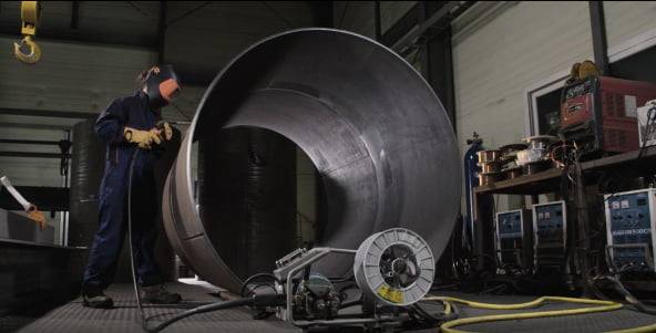 용접을 시연하는 이정현 일흥 연구소장  /사진=일흥