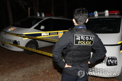 지난달 31일 오후 피해 여성이 발견된 대전 대덕구 대청호 인근에서 경찰 수사관들이 짐을 싣고 있다. 연합뉴스
