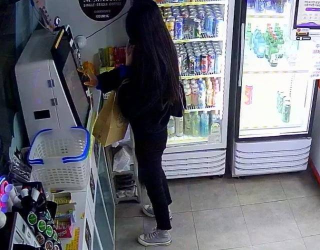 지난 28일 밤 10시40분쯤 20대 초반으로 추정되는 여성 손님이 가게를 방문해 상품을 찍어보고 잘못 등록된 가격이 아닌 정상 가격을 결제하는 모습. '아프니까 사장이다' 커뮤니티.