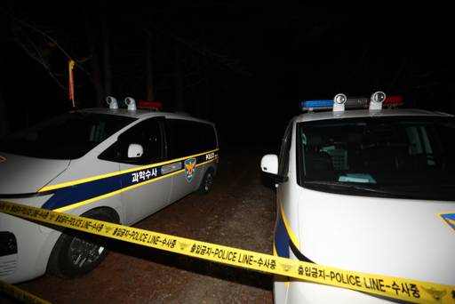 여성을 납치 후 살해·유기한 혐의로 30대 남성 3명이 긴급 체포된 가운데 31일 오후 여성의 시신이 발견된 대전 대덕구 대청호 인근 야산에 폴리스라인이 설치돼 있다. 연합뉴스