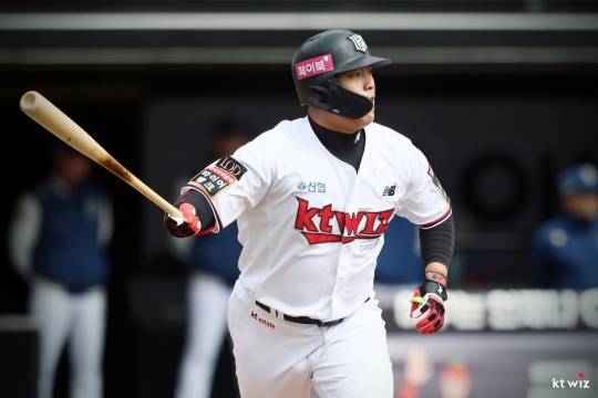 강백호의 방망이가 개막전부터 불을 뿜고 있다. LG와의 홈 개막전에서 홈런 1발을 포함해 4타수 3안타 3타점 3득점을 하며 천적 켈리를 무너뜨리는 선봉에 섰다.[kt 위즈]