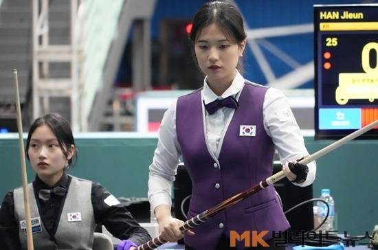 여자3쿠션서 공동3위를 차지한 박정현(오른쪽)과 우승 한 한지은이 경기하고 있다. (사진=MK빌리어드뉴스 DB)