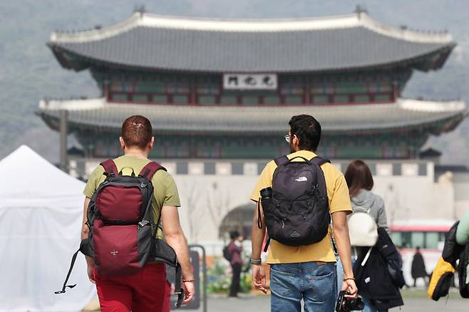서울 광화문광장에서 반팔을 입은 관광객들이 이동하고 있다. [사진 = 연합뉴스]