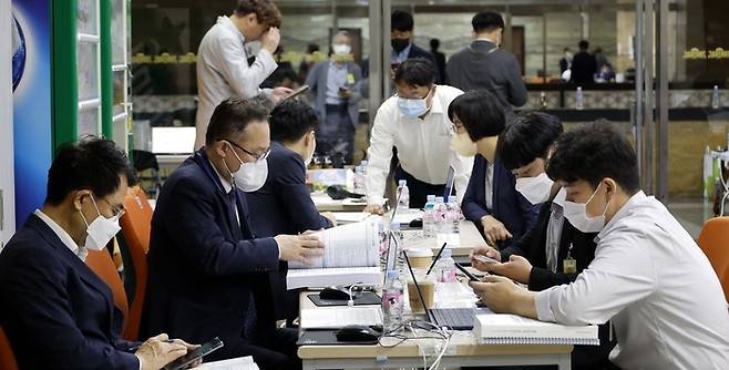 공무원 열정페이 논란이 인다. 박봉에도 과로하는 공무원에 대한 처우 개선이 급하다는 목소리가 나온다. 사잔은 국정감사 당시 자료를 정리하는 피감기관 공무원 모습. (매경DB)