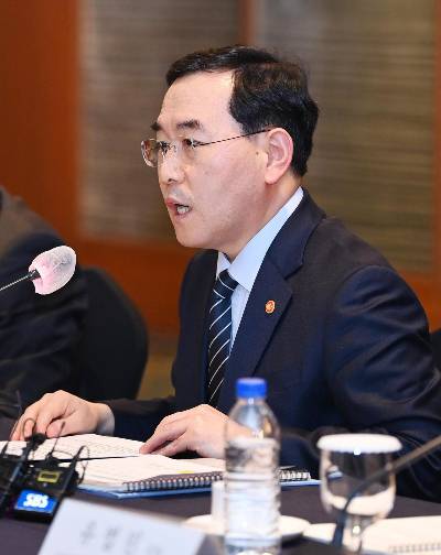 산업통상자원부(산업부)가 미국이 발표한 'IRA'(인플레이션감축법) 전기차 세액공제 잠정 가이던스에 환영의 입장을 나타냈다. 국내 배터리소재업계의 의견이 많이 반영됐다는 이유에서다. 이창양 산업부 장관이 지난 2월27일 서울 소공동 롯데호텔에서 열린 핵심광물 확보 전략을 위한 업계 간담회에서 발언하고 있다. /사진=뉴스1