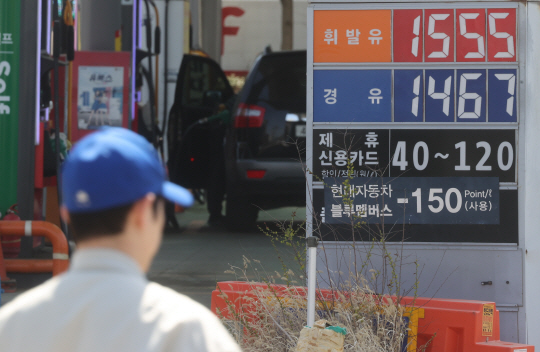 이번 주 국내 주유소 휘발유와 경유 판매 가격은 2주 연속 동반 하락했다. 사진은 지난달 26일 서울 시내 주유소 모습. 연합뉴스