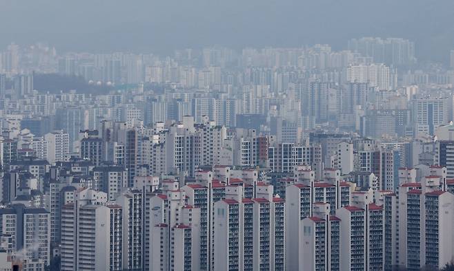 서울 남산에서 바라본 서울시내 아파트들. [연합]