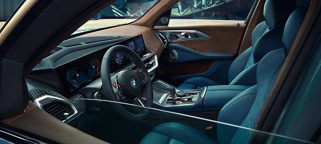 BMW ‘뉴 XM’ 실내. 패널에 적용된 브라운 색 가죽과 딥 라군색의 시트가 조화를 이룬다. [BMW 코리아 제공]