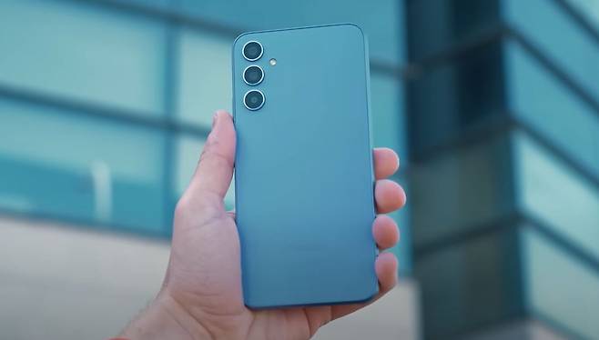 갤럭시 A34 사진. [유튜브 ‘Topes de Gama’ 갈무리]