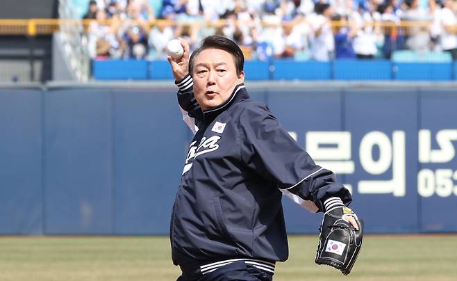 윤석열 대통령이 1일 대구 삼성라이온즈파크에서 열린 2023 프로야구 NC 다이노스와 삼성 라이온즈의 개막전에서 시구하고 있다. [연합]