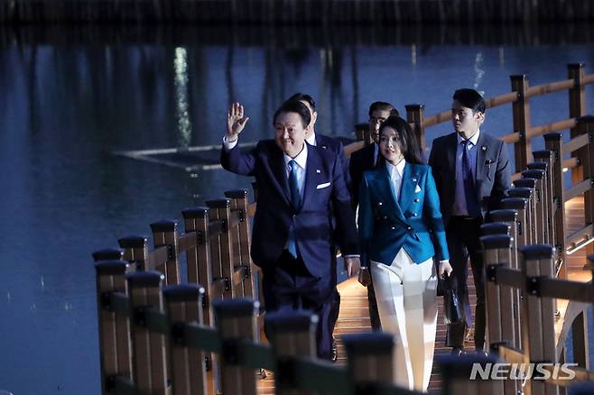 [순천=뉴시스] 홍효식 기자 = 윤석열 대통령과 부인 김건희 여사가 31일 전남 순천 순천만국가정원에서 열린 2023 순천만국제정원박람회 개막식에 입장하고 있다. 2023.03.31. yesphoto@newsis.com