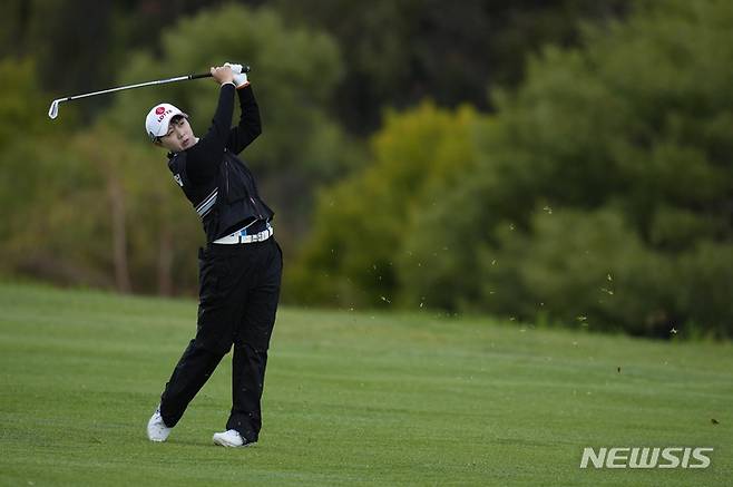 [팔로스 버디스=AP/뉴시스] 김효주가 30일(현지시간) 미 캘리포니아주 팔로스 버디스 골프클럽에서 열린 미여자프로골프(LPGA)투어 디오임플란트LA오픈 첫날 16번 페어웨이에서 샷하고 있다. 5언더파를 적어낸 김효주는 선두 이미향에 1타 뒤진 공동 2위로 첫날을 마쳤다. 2023.03.31.