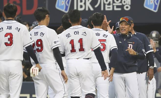 [서울=뉴시스] 김근수 기자 = 1일 오후 서울 송파구 잠실야구장에서 열린 2023 프로야구 개막전 두산 베어스 대 롯데 자이언츠의 경기 두산베어스의 12 대 10으로 승리 후 이승엽 감독이 선수들과 인사를 나누고 있다. 2023.04.01. ks@newsis.com