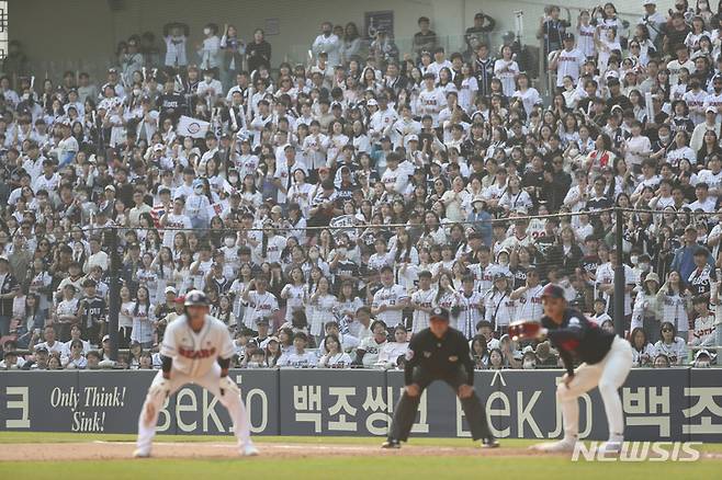 [서울=뉴시스] 김근수 기자 = 1일 오후 서울 송파구 잠실야구장에서 열린 2023 프로야구 개막전 두산 베어스 대 롯데 자이언츠의 경기에서 관중들이 응원하고 있다. 2023.04.01. ks@newsis.com