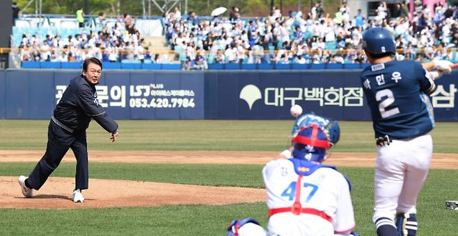 윤석열 대통령이 1일 대구 삼성라이온즈파크에서 열린 NC 다이노스와 삼성 라이온즈의 프로야구 개막전에서 시구하고 있다. 연합뉴스