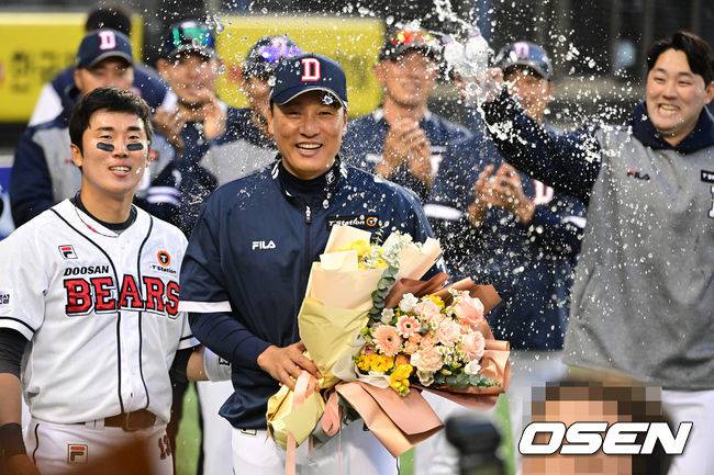 [OSEN=잠실, 지형준 기자]두산 이승엽 감독이 선수단과 승리를 기뻐하고 있다. 2023.04.01 /jpnews@osen.co.kr