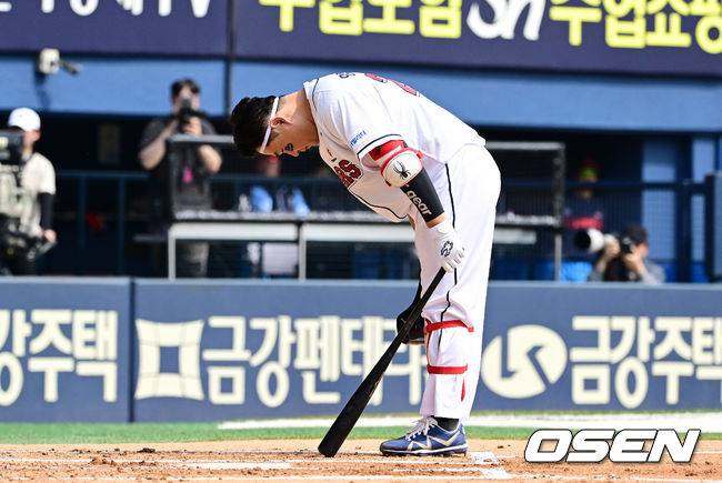 [OSEN=잠실, 지형준 기자] 1일 오후 서울 잠실야구장에서 ‘2023 신한은행 SOL KBO리그’ 두산 베어스와 롯데 자이언츠의 개막 경기가 열렸다.1회말 1사 1,3루에서 두산 양의지가 타석에 들어서며 팬들을 향해 인사를 하고 있다. 2023.04.01 /jpnews@osen.co.kr