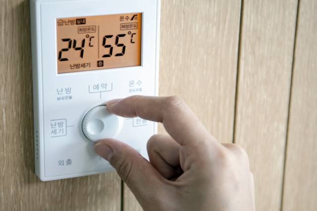 ▲난방비 폭탄을 맞은 각 가정들이 실내 난방온도를 낮추고 겨울을 보내고 있다. ⓒ함께사는길