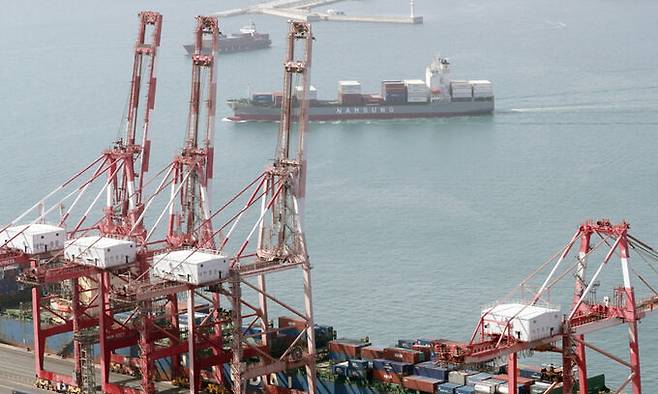 부산항을 떠나는 컨테이너선. 부산=연합뉴스