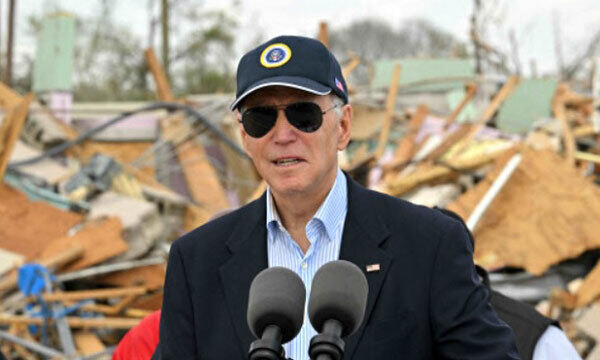 조 바이든 미국 대통령이 3월31일(현지시간) 최근 최악의 토네이도가 덮친 미시시피주 롤링포크 마을을 찾아 연방정부 차원의 지원을 다짐하는 연설을 하고 있다. 롤링포크=AFP연합뉴스