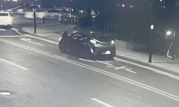 지난달 29일 오후 11시48분쯤 서울 강남구 역삼동의 한 아파트 단지에서 발생한 납치사건 현장. 납치범 차량이 아파트 주변에 정차하고 있다. 뉴스1