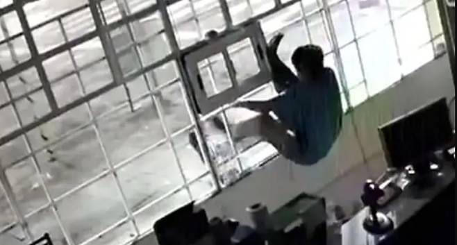 사진=10대 형제 도둑이 창문을 통해 식품점으로 들어가고 있다. CCTV 캡처