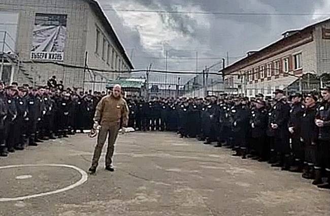 지난해 와그너 그룹의 수장인 예브게니 프리고진이 직접 러시아 감옥을 찾아가 용병 지원을 독려했다.