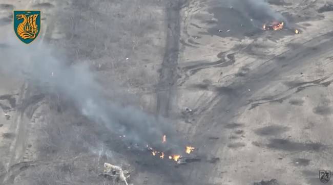 우크라이나군의 대전차 공격에 파괴되는 러시아군 탱크와 장갑차