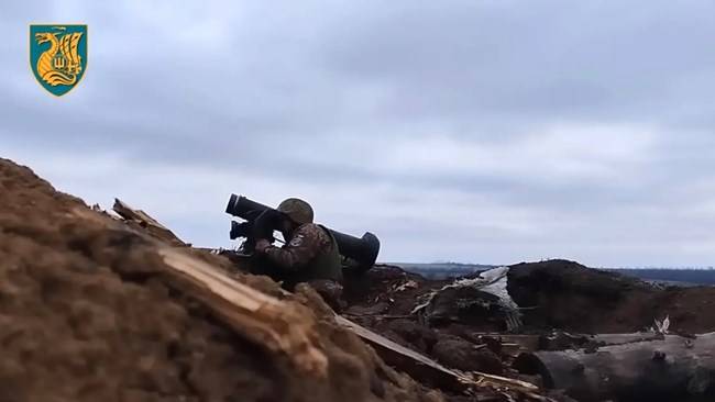 재블린 대전차미사일을 발사하는 우크라이나군의 모습