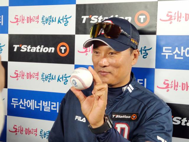 1일 프로야구 롯데 자이언츠전에서 승리한 뒤 기념구를 들어 보이는 이승엽 두산 베어스 감독. 연합뉴스