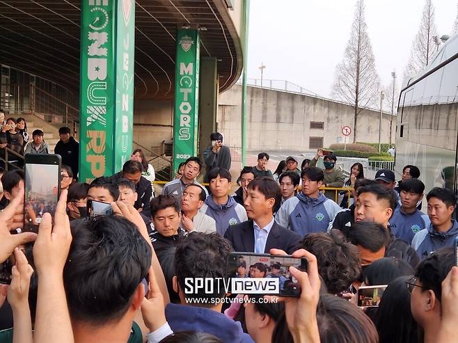 ▲ 김상식 감독에게는 "사퇴하라", "책임을 져라"라는 외침이 밀려 들어갔다.