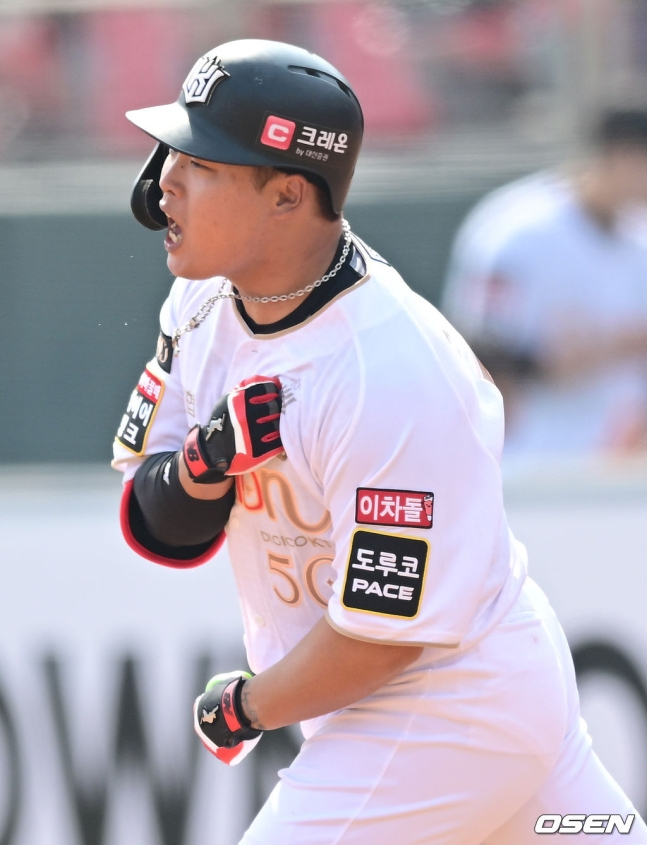 KT 강백호가 1일 수원 LG전에서 3회 홈런을 친 뒤 포효하고 있다.