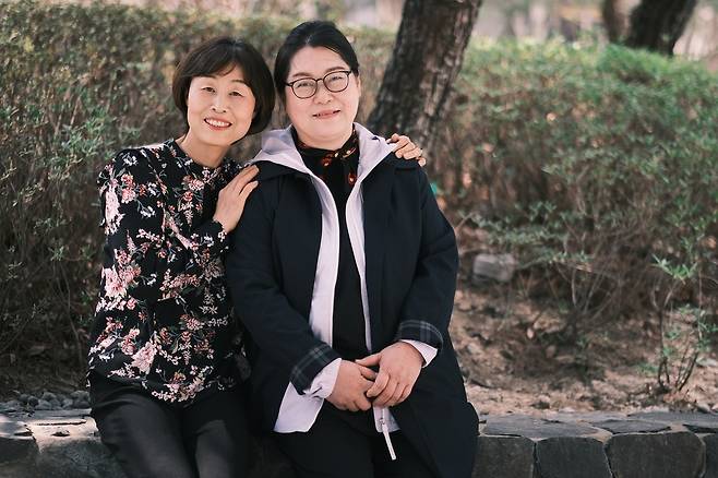 다큐멘터리 영화 '장기자랑'의 이미경, 김명임 씨 (서울=연합뉴스) 류효림 기자 = 다큐멘터리 영화 '장기자랑'의 출연자 이미경, 김명임 씨가 31일 서울 종로구 수송동 연합뉴스 사옥에서 인터뷰에 앞서 포즈를 취하고 있다. 2023.4.1 ryousanta@yna.co.kr