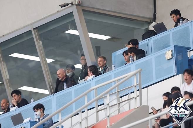 인천-대구 경기 지켜보는 클린스만 감독 등 대표팀 코치진 [한국프로축구연맹 제공. 재판매 및 DB 금지]