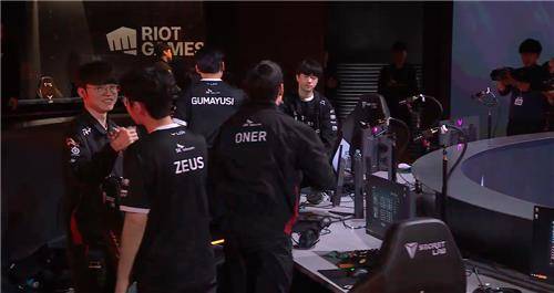 2023 LCK 스프링 결승 진출을 확정한 T1 선수단 [리그 오브 레전드 챔피언스 코리아(LCK) 공식 중계 방송 캡처]