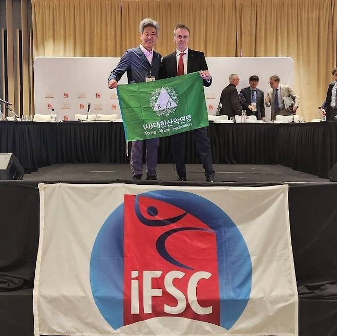 대한산악연맹, 2025 스포츠클라이밍 세계선수권 유치 (서울=연합뉴스) 1일 싱가포르에서 열린 국제스포츠클라이밍연맹 총회에서 대한산악연맹이 '2025 IFSC 서울 스포츠클라이밍 세계선수권대회' 유치에 성공한 뒤, 손중호(왼쪽) 회장이 마르코 스콜라이 IFSC 회장과 기념 촬영을 하고 있다. [대한산악연맹 제공. 재판매 및 DB금지]