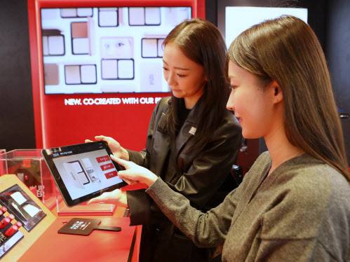 고객이 롯데백화점 본점 메이크업포에버 매장에서 뷰티 서비스를 받고 있다(사진=롯데백화점)