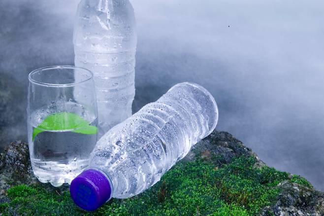 열량 조절과 통증 예방 등 여러가지 건강 효과로 지금보다 더 많은 물을 마셔야 한다. [사진=클립아트코리아]