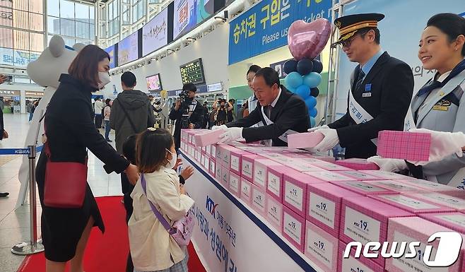 코레일 직원들이 1일 서울역에서 KTX개통 19주년을 기념하기 위해 열차 이용객에 코레일 굿즈를 증정하고 있다.