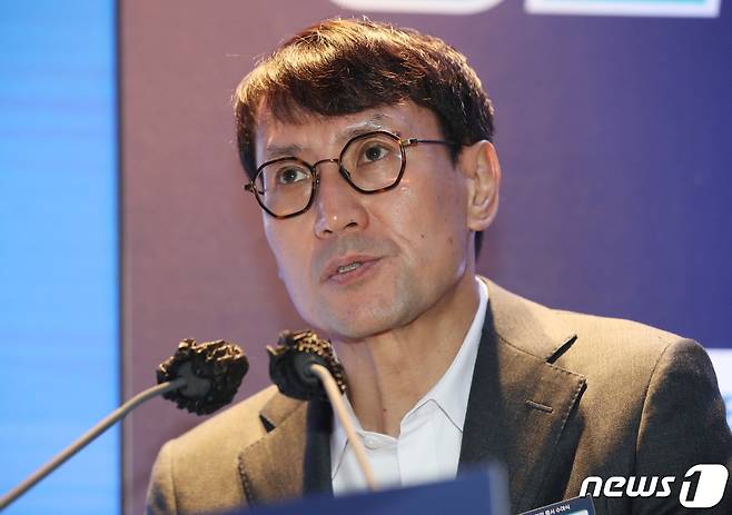 홍은택 카카오 대표가 17일 경기 성남 카카오 판교 아지트에서 열린 청년 함께 기업(氣-UP) 현장 방문 행사 청년 도약 멤버십 가입증서 수여식에서 프로그램 운영계획에 대해 발표하고 있다. 2023.3.17/뉴스1 ⓒ News1 박지혜 기자