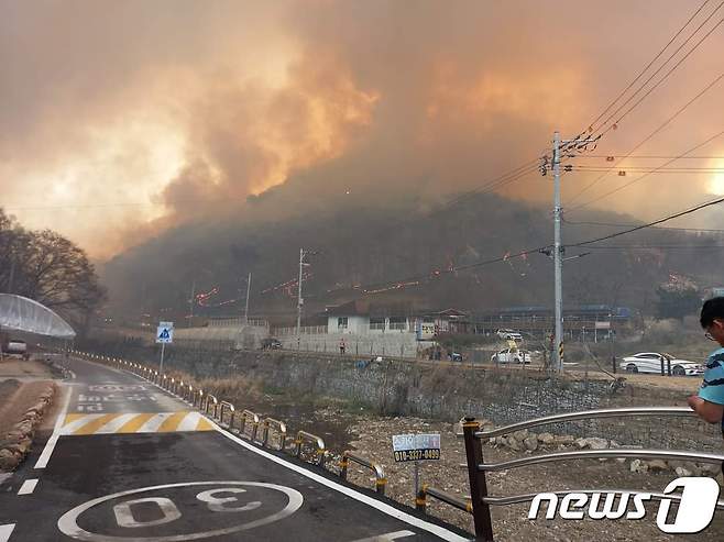2일 낮 12시19분께 충남 금산군 복수면 지량리 산 127 일원에서 산불이 발생했다. ⓒ 뉴스1