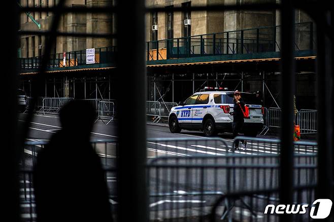 1일(현지시간) 뉴욕 맨해튼 형사 법원 바깥에 바리케이드가 설치돼 있다. 23.04.01 ⓒ 로이터=뉴스1 ⓒ News1 김예슬 기자